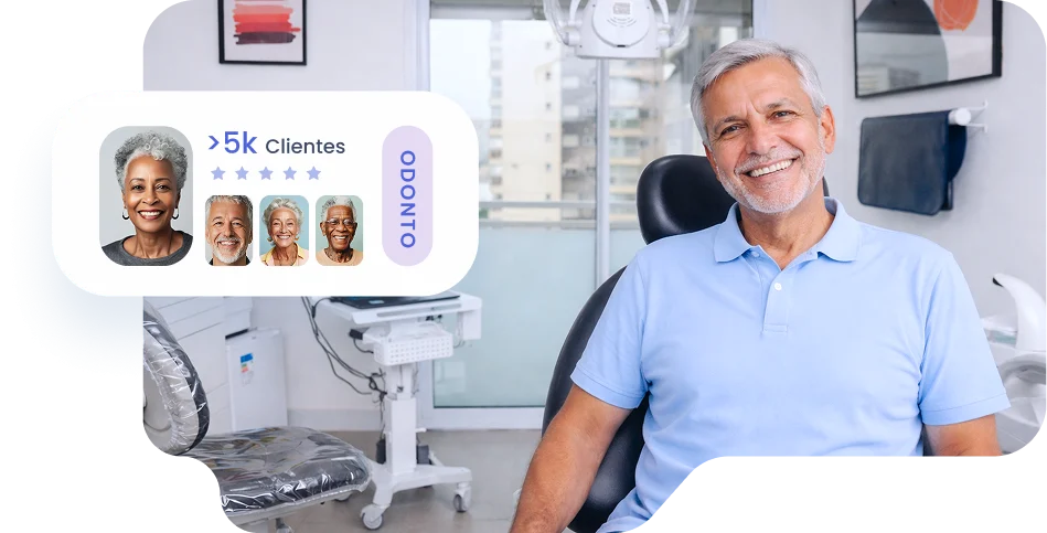 Paciente sorrindo na cadeira do consultório da Vital Odonto Implantes, ao lado do selo de mais de 5 mil clientes atendidos