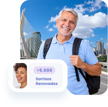 Paciente sorrindo em frente à ponte estaiada de São Paulo, ao lado do selo de mais de 5.000 sorrisos renovados