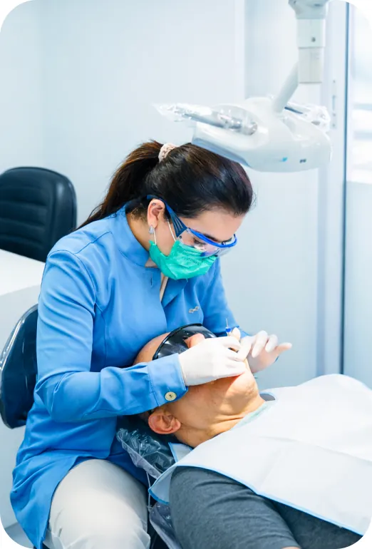 Dentista da Vital Odonto atendendo um paciente na cadeira