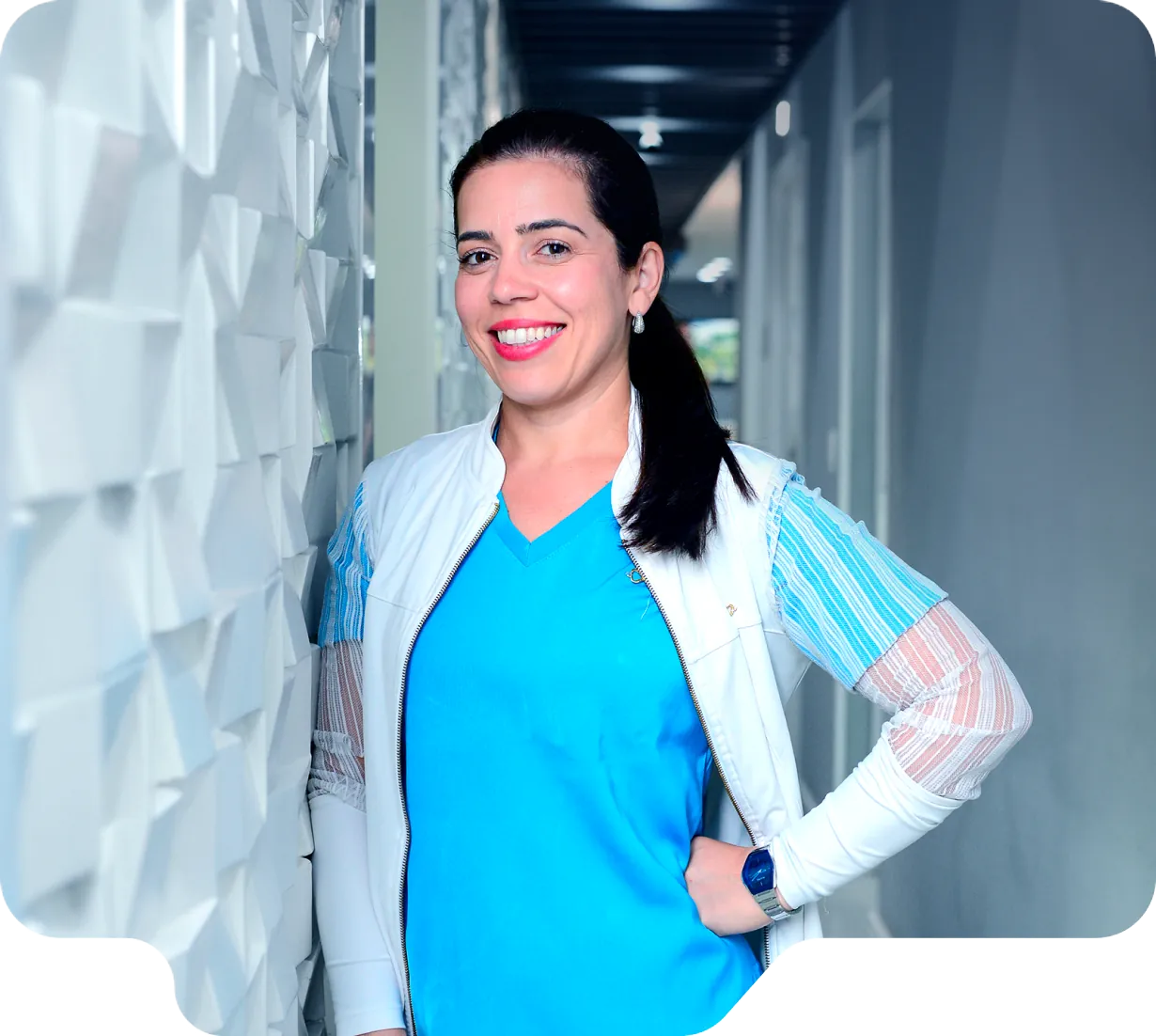 Dra. Nathalia Davida no corredor da clínica Vital Odonto Implantes