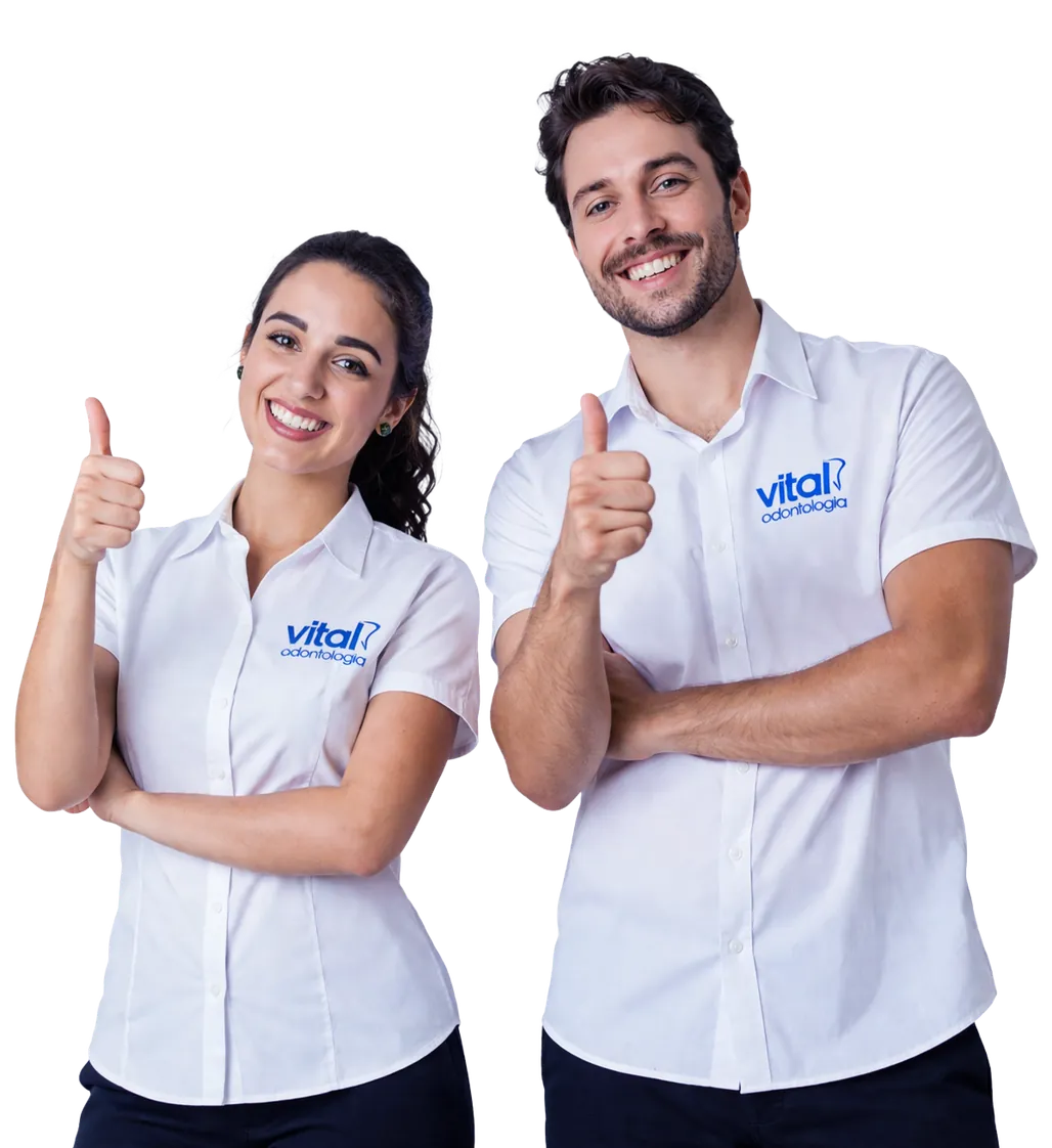 Equipe da Vital Odonto Implantes de uniforme, fazendo sinal de positivo
