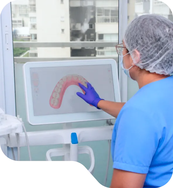 Profissional da Vital Odonto operando a fresadora que usina o guia cirúrgico