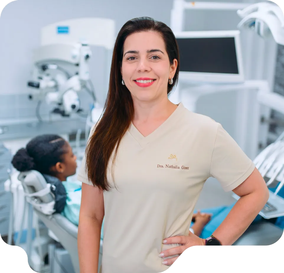 Dra. Nathalia Davida em atendimento na clínica Vital Odonto Implantes