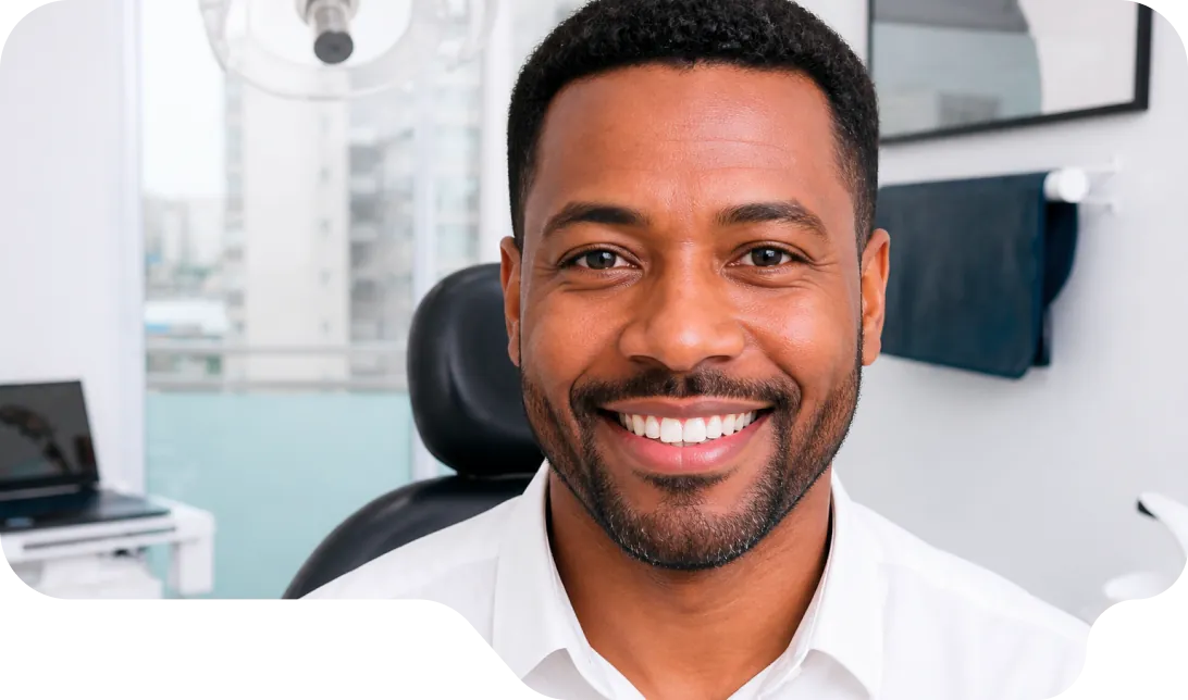 Paciente sorrindo no consultório da Vital Odonto Implantes