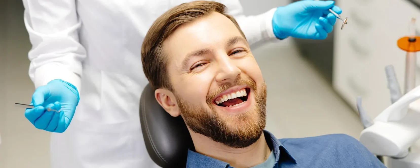 Paciente sorrindo na cadeira odontológica da Vital Odonto Implantes