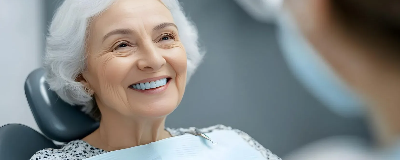 Paciente sorrindo na cadeira odontológica da Vital Odonto Implantes