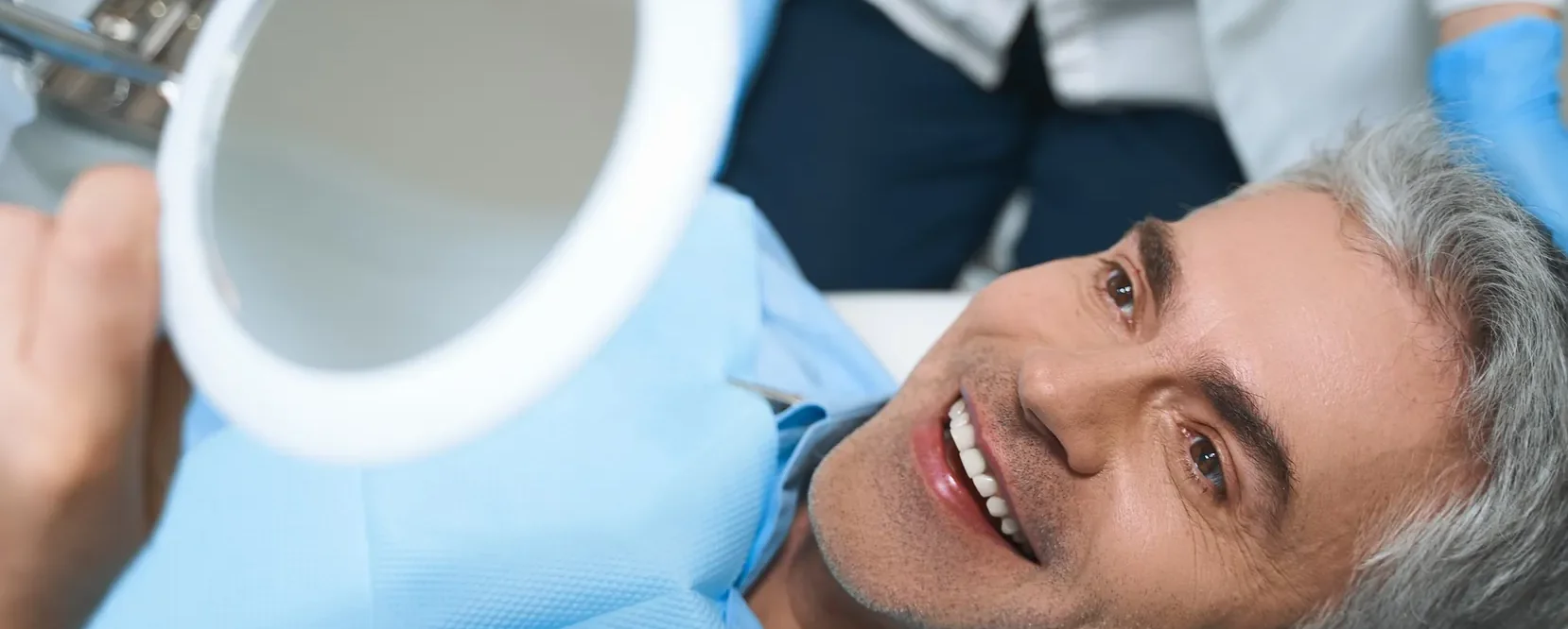 Paciente sorrindo na cadeira odontológica da Vital Odonto Implantes